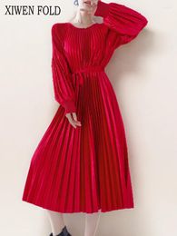 Work Dresses XIWEN Fashionable Pleated Women's Outerwear 2024 Spring Product High-end And Super Beautiful Red Velvet Dress XF1150