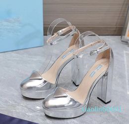 2024 scarpe classiche in pelle di brevetto decorativo triangolare da 12,5 cm Shoe di design alla fibbia alla fibbia della caviglia