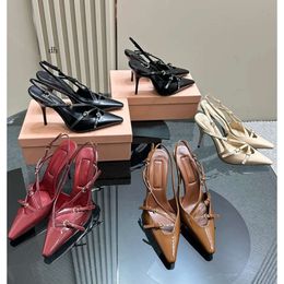I tacchi alti sexy di alta qualità più recenti designer di donne marchi di donne puntate con fibbia di punta scarpe da festa estate sandali in pelle in pelle stilo donna f7