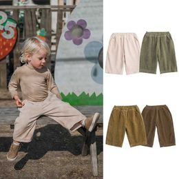 Calça as calças da mola e outono de cor sólida calça infantil meninos e garotas macias calças pré -escolares calças casuais soltas calças de veludo de veludo d240517