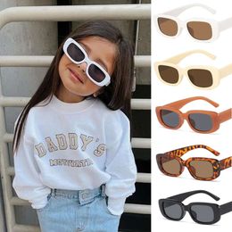 Retângulo crianças fofas vintage uv400 meninas ao ar livre meninos doces de proteção clássica infantil óculos de sol L240517