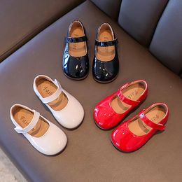 Einfache Patentleder Ballett Flats Baby Girls präzise runde Zehen Mary Jane Schuhe Kinder weiche Sohle Freizeitkleid Zapatos in rotweiß 240516