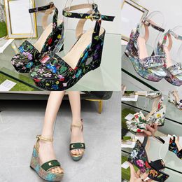 Wedge Designer Sandalen Luxus Sandalfrauen Blumen Blumen Canvas 10 cm Heels Plattform Metallschnallen Komfort Schafsleder Abendschuhe Sommer Beach Partydress Peep Zehenschuhe