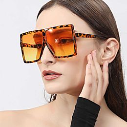 Luxury Sunglasses for women and man big frame fashion mens sunglasses box metal hinge Sunproof glasses Womens beach sunshade