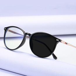 Güneş Gözlüğü Tessalat Marka Tasarımcı Kadınlar Pochromik Okuma Gözlükleri Erkek Chameleon Optik Çerçeve Presbyopia gözlükleri CR-39 Lens 272y
