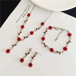 Set di gioielli da sposa Netro Red Rose Necklace Bracciale Set Orecchini da donna Orecchini da donna Kravik Chain Engagement