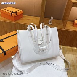 Luxury Designer Handbag For Men And Women High Quality Diagonal Bag Embossed Chain Underarm Bag Light Luxury Tote Bag Large Capacity Shopping Bag 16JJ