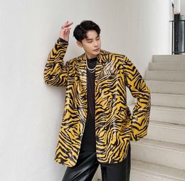 Male Streetwear Vintage Fashion Suit Coat Outerwear Stage Clothing Men Glossy Tiger Pattern Loose Casual Blazers Jacket Men039s5584280