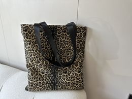 Leopard print shopping bag is lightweight and full of fashion sense