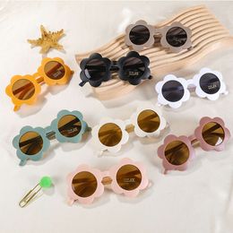 Nya Flower Kids Solglasögon UV400 för Boy Girls Toddler Lovely Baby Sun Glasögon Runt Söta barn utomhus Eyewear L2405