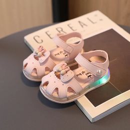 Baby Girls LED Light Shoes Luminous Girls Sandals est Fashion Soft Botton First Walker Infant Summer Prewalker 240517