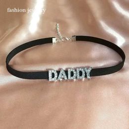 Anhänger Halskette Mode Diamantbrief Dad Halskette Schwarzes weiches Leder Halskette Sexy Party Halskette Schmuck DIY Customized Name Halskette Geschenk J240516