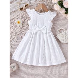 Nova tendência de corte de moda de verão para meninas + arco branco vestido de manga voadora na altura do joelho L2405