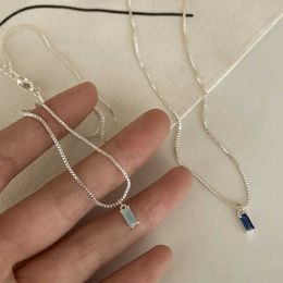 Hänge halsband fyrkantig blå kristall hänge halsband lämplig för kvinnor bländare färgade rostfritt stål halsband ormkedja på halsbandet je j240516