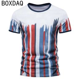 Men's T-Shirts 2024 New Vertical Stripe 3D Digital Printing Mens T-shirt Round Neck Short Sleeve Fashion Casual Top Plus Size Mens T-shirt J240515