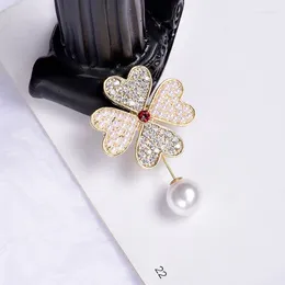 Brooches Fashion Temperament Four-leaf Clover Brooch Women's Suit Collar Pin Sweater Cardigan Pearl Buckle Accessories