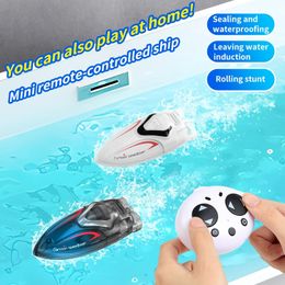 Black White Mini Handheld Remote Control Boat Child Waterproof RC Speedboat Toys with Inflatable Pool Gift for Kids 240516