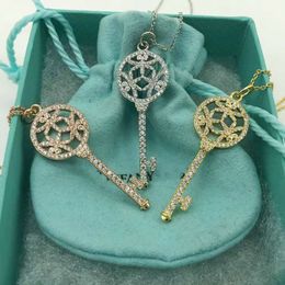 Designer Tiffanyjewelry Necklace 925 Sterling Silver Dragonfly Iris Flower Set Diamond Key Necklace for Girls Fashion Versatile High Grade Collar Chain