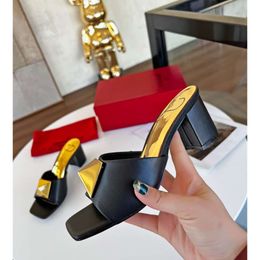 2024 Luxury Designer Women High Heel Slippers Square Open Toe Genuine Leather Rome Flat Shoe Rivet Decor One Stud Strap Summer Holiday Sneaker Sandal W valentine PFDP