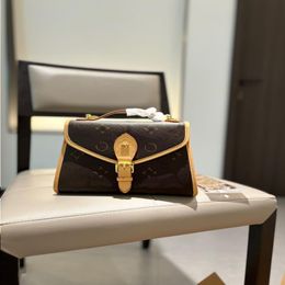10A Fashion Luxury Womens Detachable Bag Strap Messenger Designer Crossbody Nurse Purse Shoulder 24SS Makeup Handbag Envelope Medieval Unqj