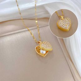 Pendant Necklaces Exquisite micro inlaid heart-shaped pearl necklace fashionable and cute lightweight and luxurious hollow stainless steel pendant J240516