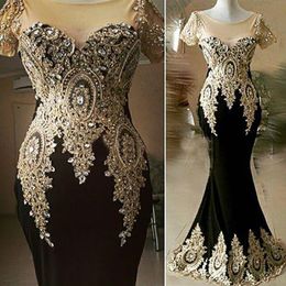 Elegante Dubai schwarzer langer Meerjungfrau Abendkleider Kristalle Perlen applizierte goldene Spitze Kurzarm bodenlange formelle Prom Party Kee 225Q