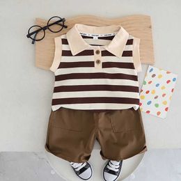 Clothing Sets Baby set childrens new summer sleeveless striped short sleeved casual wear two-piece set for boys Y240515