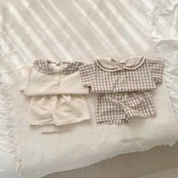 Clothing Sets Childrens clothing set summer and spring new childrens doll collar T-shirt+shorts newborn baby jogging set 2-piece set for young boys and girls Y240515