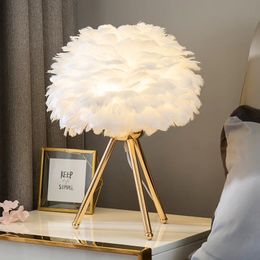 Fashion Feather Table Lamp Romantic Led Bedroom Bedside Light Dinning Desk Torch Lamparas for Living Room Coffee Shop Decor 240517