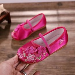 Kids Shoes for Girl Childrens Hand Embroidery Cloth Casual Shoe Chinese Style Girls Old Beijing National Wind Dance 240516