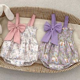 Rompers 2024 Summer Baby Clothing Girl Sweet Bow jumpsuit Flower Sleeveless Sling jumpsuit Newborn Tight fitting suit Korean toddler Onesie d240516