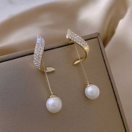 Dangle Chandelier 2023 new elegant imitation pearl pendant earrings suitable for womens crystal long tassels exquisite pendant earrings wedding jewelry d240516