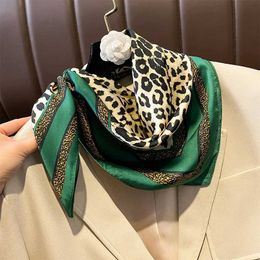 Bandanas Durag 2023 Silk Scarf 70x70cm Luxury Brand Designer Hairdressing Leopard Pattern Handle Headband Shl Womens Bandanna Foulard Silencer wr J240516