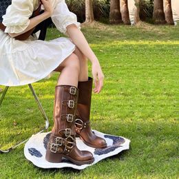 Tasarımcı Lüks Kovboy Botları Kadınlar İçin Uzun boylu Botlar Ayakkabı Y2K Tarzı Kahverengi Deri Biker Botlar Ccowgirl Botlar Toe Toe Tıknaz Topuk Martin Bot Kemer Toka Trim