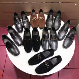 2024 Дизайн мужчин Заглешенные обувь кожаные туфли Moccasins Purple Tassel Lexated Men's Loafer
