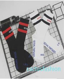 VETEMENTS Black White Socks Tide Brand Teenager Student Hip Hop Style Long Socks Letter Embroidery Athletes Leg Warmers Stripe Soc5410970