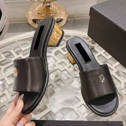 Designer Sandals 24SS Womens Cucchi tacchi grossi sandali Slip su pantofole Designer Shuture di tessuto in pelle di pecora Slide classiche muli rosa nera scarpa per il tempo libero per esterni calda 2024