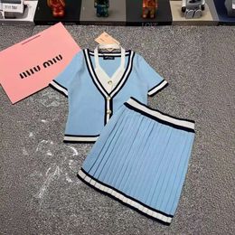 Kadınlar Suits Blazers MM Family 24ss Yeni Asma Boyun V yaka örgü Cardigan+Yarım Etek İki Parçalı Set