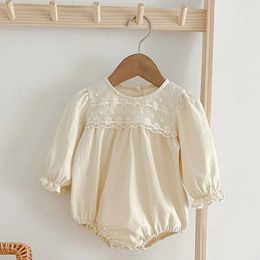 Rompers Baby girl jumpsuit lace collar baby girl jumpsuit linen cotton long sleeved spring/summer baby girl one piece clothing d240517