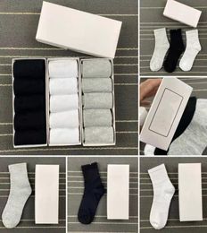 Mens socks whole Fashion casual socking high quality cotton breathable sports black and white jogging Basketball football Trai1571437