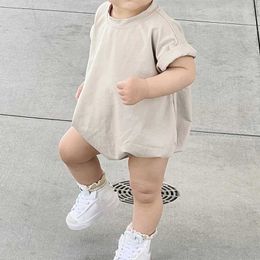 Rompers Unisex baby boy girl solid Colour short sleeved bubble jumpsuit oversized T-shirt tight fitting summer baby jumpsuit d240516