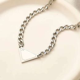 Vanclef Necklace Designer Silver Colour Necklace Women Triangle Letters Love Trendy Punk Cool Street Womens Pendants Necklaces Ladies Chains Luxury Jewellery 643