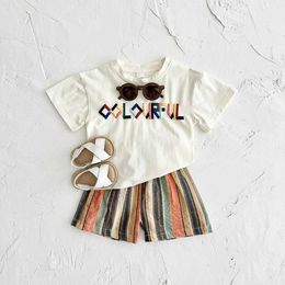 Clothing Sets 2024 Summer Newborn Boys Clothing Set Short sleeved T-shirt+Short sleeved Girls Vacation Colourful Striped Letter 2PCS J240518