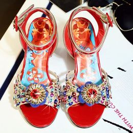 2024 Kadın Bayanlar Orijinal Patent Sandalet Elbise Ayakkabıları Chuckly Yüksek Topuklular Retro Peep-Toe Düğün Seksi Baskı Toka Kayışı Elmas 3D Çiçek Renkli Siz 34-43