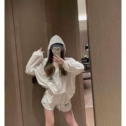여자 양복 블레이저 ch 여름 새로운 패션 중장비 자수 느슨한 후드 v- 넥 스크린 코트+탄성 허리 반바지 세트
