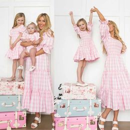 Family Matching Mother Daughter Dresses Parentchild Clothes Grid Square Mom Dress Kids Child Outfits Mum Baby Girl Summer Mommy 240515