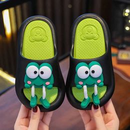Slipper New Summer Aged 4-9 Cute Cartoon Frog Children Slippers Seabeach Sandals For Boys Girl Bathe Flip Flops Non-Slip Home Kids Shoes Y240518DT4S