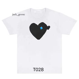 2023 Play Mens T Shirt Designer Red Commes Heart Fashion Mens Play T Shirt Cdg Designer Hearts Casual Women S Des Badge Garcons CDGS 611