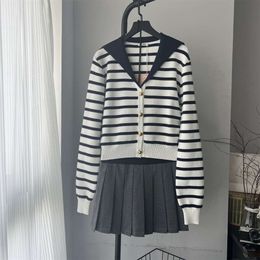 Blazer da donna Blazer MM Famiglia 24SS Nuova Gallizia pieghetta per cardigan Navy Collar+Stripe di cardigan Gonna in stile universitario versatile alla moda per donne