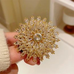 Brooches Large Exaggerated Heavy Multi-layer Three-dimensional Snow Atmospheric Brooch